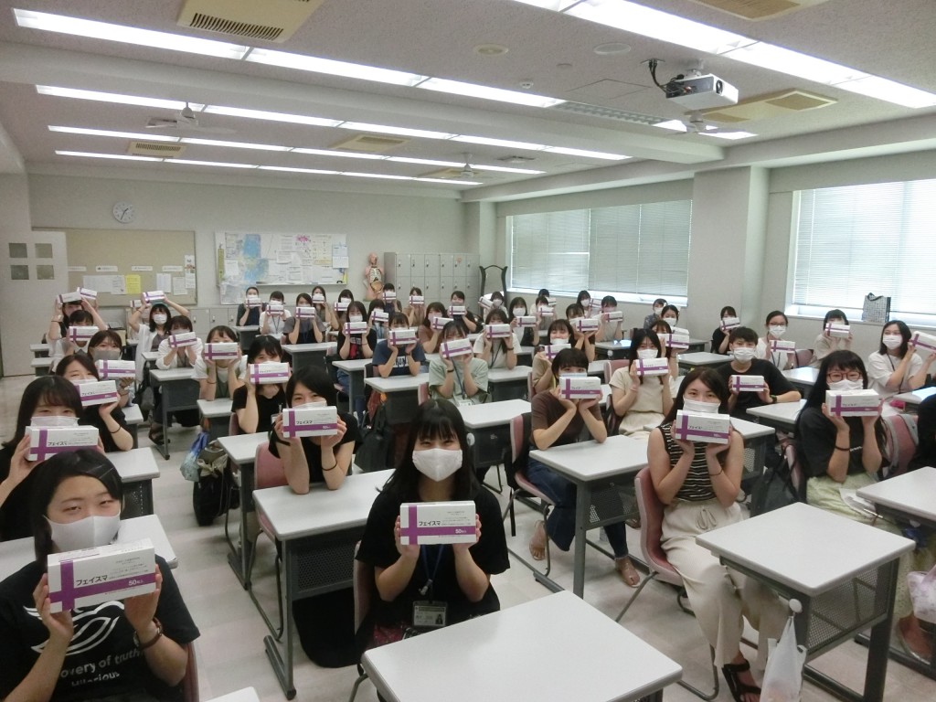 寄贈されたマスクを手にする学生たち