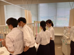 赤ちゃん人形を抱っこ
