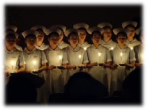 キャンドルを手にナイチンゲール誓詞を唱和